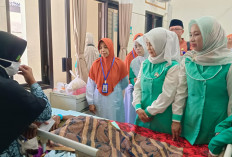 Lestarikan Tradisi Ihrom, Fatayat NU Situbondo Santuni Pasien Rawat Inap RSAR