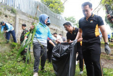 Kapolres Bojonegoro Bareng Forkopimda Bersih-bersih Taman Pinggir Bengawan Solo