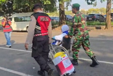 Polres Kediri Kawal Ribuan Jemaah Haji Menuju Asrama Haji Sukolilo