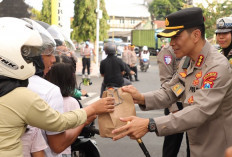 Kapolresta Banyuwangi Pimpin Aksi Ngrandu Buko Berbagi Takjil di Jalan Raya