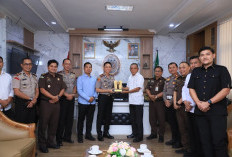 Kapolres Kediri Kota Serahkan Penghargaan kepada Kajari atas Dukungan Penegakan Hukum Presisi