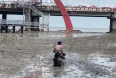 Aksi Heroik Ditpolairud Polda Jatim Evakuasi Bocah Terjebak Lumpur Pantai Kenjeran