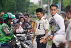 Ramadan Penuh Kepedulian, Imigrasi Surabaya Berbagi Takjil di Sidoarjo