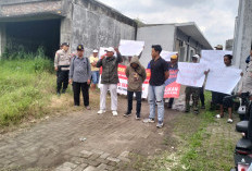 Warga Damarsi Buduran Demo Tuntut Pengembalian Aset Desa