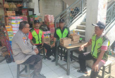 Perkuat Keamanan Pasar Paing, Bhabinkamtibmas Rungkut Kidul Sosialisasi Call Center 110 dan Cegah Curanmor