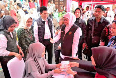Gubernur Khofifah Salurkan Bansos Rp 7,7 Miliar untuk Warga Pasuruan