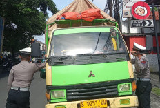 Tekan Risiko Kecelakaan, Unit Lantas Polsek Sukomanunggal Tindak Tegas Truk ODOL di Jalan Pattimura