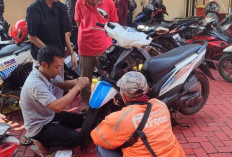 Cegah Curanmor, Polsek Wiyung Pasang Alarm Gratis untuk Motor Warga