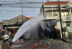 Warung Nasi Bebek Tanjung Sadari Ludes Terbakar Akibat Tumpahan Bensin Tersambar Api Kompor