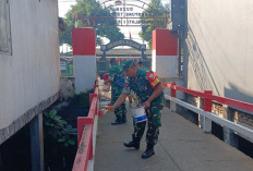 Sambut HUT RI Ke-81, Babinsa Mlawang Perkuat Semangat Gotong Royong Warga Lumajang