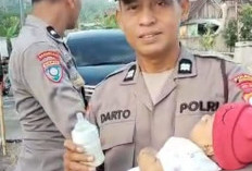 Polisi Ngawi Gendong Balita Saat Pengamanan Salat Id, Wujud Pelayanan Humanis