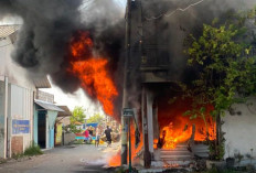 Korsleting Listrik, Toko di Ujungpangkah Gresik Hangus Terbakar