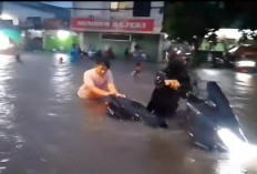 Dikepung Banjir Usai Hujan Deras 4 Jam, Kawasan Simo Terendam Setinggi Pinggul