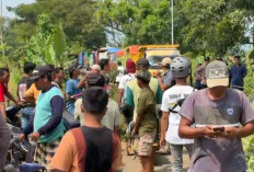 Petani di Kejayan Pasuruan Blokade Jalan Tambang Akibat Jalan Rusak dan Irigasi Menyempit