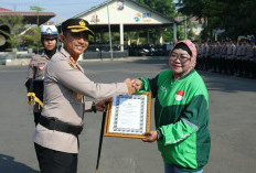 Polres Pasuruan Kota Gelar Apel Keselamatan Berlalu Lintas, Hadiahi Komunitas Ojol