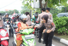 Wujud Kedekatan Polri, Polresta Sidoarjo Bagikan 3.000 Nasi Kotak untuk Masyarakat