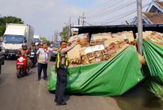 Truk Bermuatan Kardus Hantam 2 Rumah dan Warung di Jalur Pantura Rejoso Pasuruan