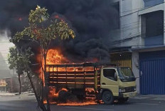 Truk Muat Styrofoam Ludes Terbakar di Jalan Kenjeran