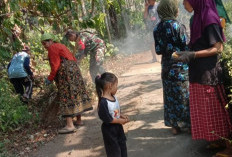 Bangun Kebersamaan, Babinsa Meninjo dan Warga Kompak Bersihkan Jalan Setapak di Lumajang