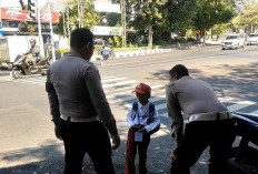 Satlantas Polres Gresik Bantu Siswa SD Kebingungan, Antar Pulang dan Orang Tua Lega