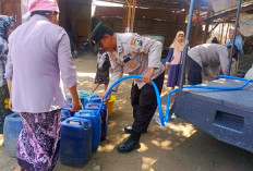 Dilanda Kekeringan, Polsek Winongan Salurkan Air Bersih untuk Warga 