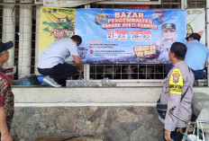Dekatkan Layanan ke Masyarakat, Bhabinkamtibmas Polsek Simokerto Pasang Spanduk Bazar Motor di Pasar Tambakrej