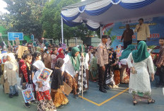 Peringati Hari Kartini, Polsek Wiyung Tanamkan Semangat Literasi dan Disiplin di SDN Wiyung 1