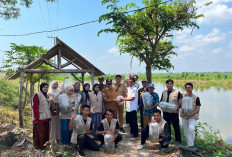 Gandeng Disnakkan, Mahasiswa KKN STIT Muhammadiyah Bojonegoro Tebar 10 Ribu Ikan di Embung Pilang