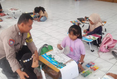 Dukung Kreativitas Anak Muda, Bhabinkamtibmas Polsek Tandes Sambangi Sanggar Lukis di Pendopo Kelurahan
