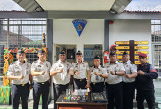 Gencar Razia Wujudkan Zero Halinar, Kalapas Jember Pimpin Langsung Penggeledahan Kamar Hunian dan Tes Urine