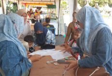 Peserta Lomba Mewarnai SFF 2026 Antusias di Meja Registrasi Balai Kota Surabaya
