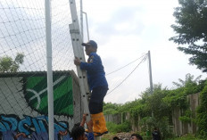 Bukan Evakuasi Hewan Liar, Damkar Gresik Diminta Ambil Drone Nyangkut di Jaring Lapangan