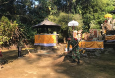 Babinsa Kandangan Bersama Warga Lumajang Bersihkan Situs Selogending