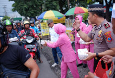 Kapolsek Taman Bersama Bhayangkari dan Anggota Bagikan Takjil kepada Pengguna Jalan Raya Kalijaten