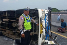 Isuzu Elf Terguling di Tol Jombang Akibat Ban Pecah, 18 Penumpang Terluka