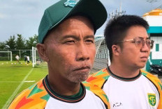 Empat Laga Tanpa Kemenangan, Uston Nawawi Tanggapi Kritik Suporter Persebaya