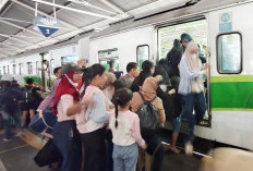 Musim Liburan Sekolah, Stasiun Surabaya Gubeng Diserbu Penumpang Commuter Line