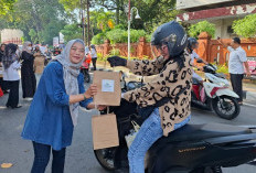 Perhutani KPH Nganjuk Bagikan 450 Paket Takjil Ramadan di Jalan Merdeka