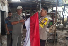 Sambut HUT Ke-81 RI, Polsek Wiyung Bersama Kelurahan Balas Klumprik Bagikan Bendera Merah Putih Gratis