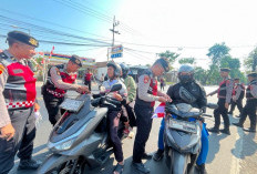 Polres Mojokerto Bagikan 150 Bendera Merah Putih Jelang HUT Ke-81 Kemerdekaan RI ke Pengguna Jalan