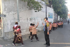 Semarak HUT Ke-81 RI, Polsek Tandes Kawal Jalan Sehat 300 Siswa SDN Manukan Wetan 1