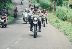 Sambangi Desa Ngembal, Kapolres Pasuruan Pakai Motor untuk Salurkan Bantuan dan Serap Aspirasi Warga