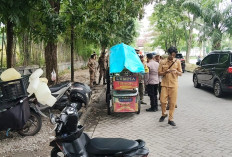 Polsek Sukomanunggal Bersama Tiga Pilar Dampingi Satpol PP Tertibkan PKL di Exit Tol Banyu Urip