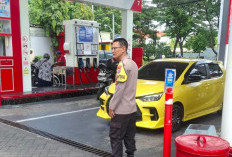 Pastikan Pasokan BBM Aman, Bhabinkamtibmas Polsek Rungkut Sambangi SPBU Pandugi