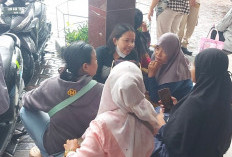 Belasan Ibu Rumah Tangga Surabaya Laporkan Dugaan Penipuan Sembako Rp 574 Juta ke Rumah Aspirasi Armuji