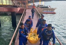 Respons Cepat Satpolairud Polres Gresik Bantu Evakuasi Jasad Lansia di Dermaga Pelabuhan Petro