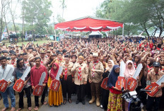 Kak Khofifah Bersama 3 Ribu Pramuka Kwarda Jatim Bersih-Bersih dan Tanam Mangrove di Pantai Cengkrong
