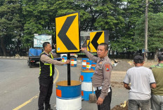 Rawan Kecelakaan, Satlantas Polres Pasuruan Pasang Rambu Peringatan di Bundaran Apollo Gempol 