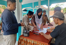 Penyaluran BLT-DD, Air Mata Nuriyadi Menetes Terima Uang Rp1,5 Juta dari Abah Holla