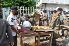 Satpol PP Surabaya Bongkar Paksa Lapak PKL dan Bangunan Liar di Manukan
